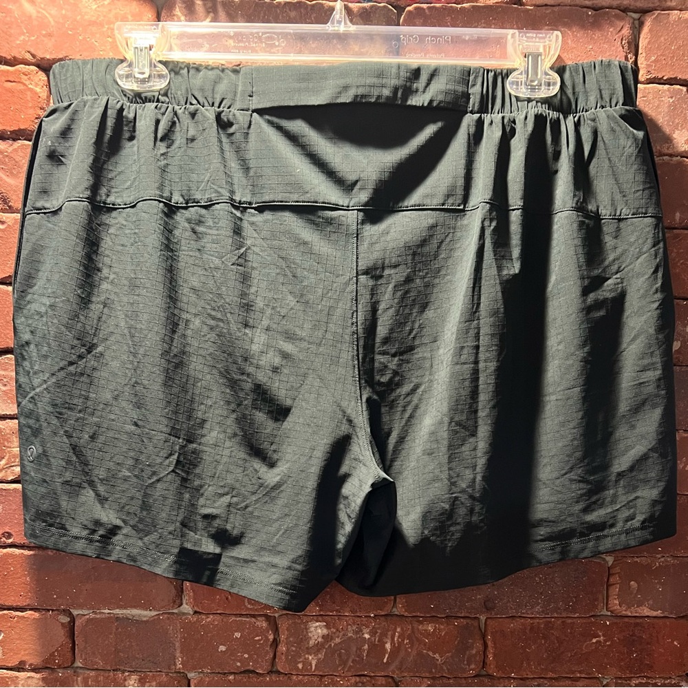 Rainforest green men’s lululemon rip stop Shorts - Picture 2 of 4